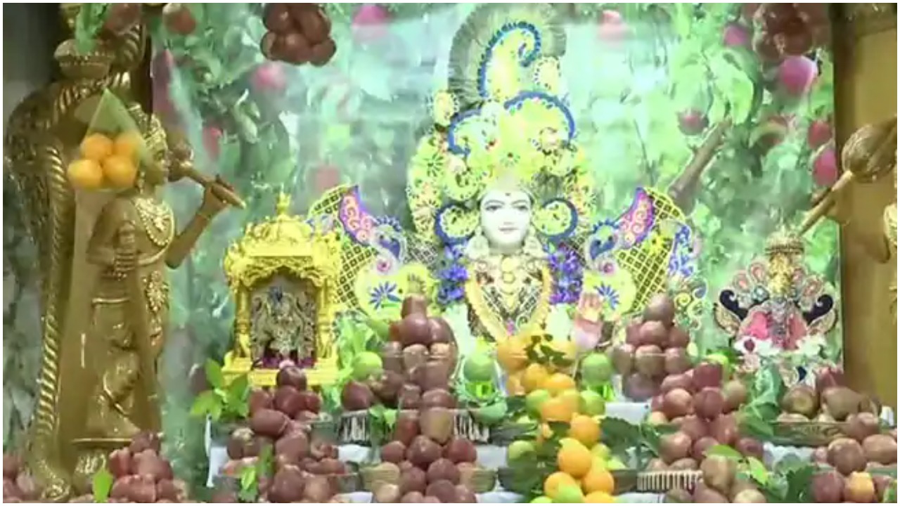 3,000 Kg Apples Displayed At Ahmedabad Temple