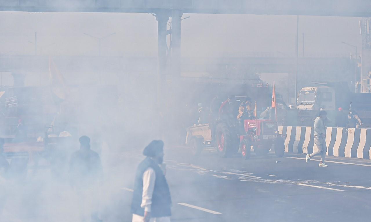 Police use tear gas as farmers break barricades at Delhi borders to begin tractor rall