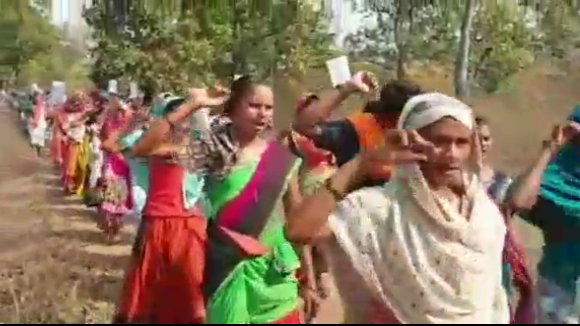 Viral Video Several Women's Of Chhatishgarh Participated In Maoist Camp Rally 
