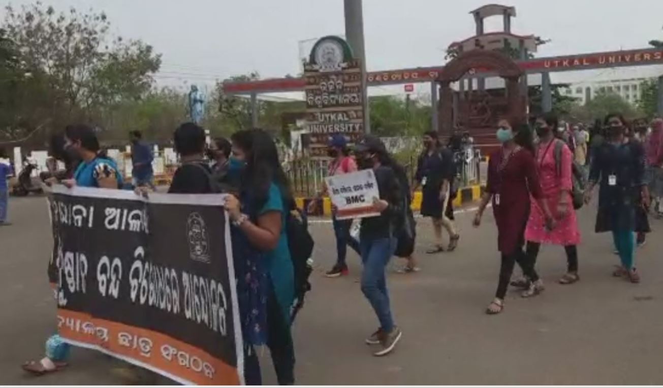 Students of Utkal University Protest Against BMC’s Decision Of Closure Of Hostel