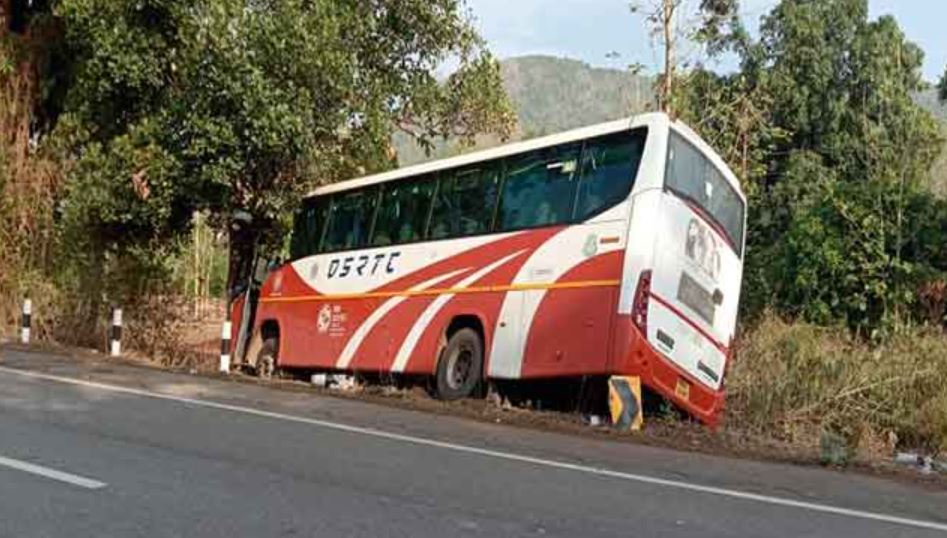7 students of SCB Medical College & Hospita Injured After Bus Overturns