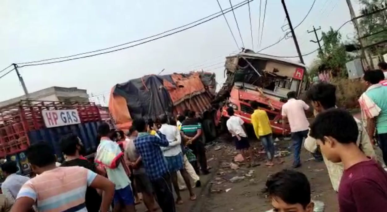 Bus Truck Accident 30 Injured In Bargarh