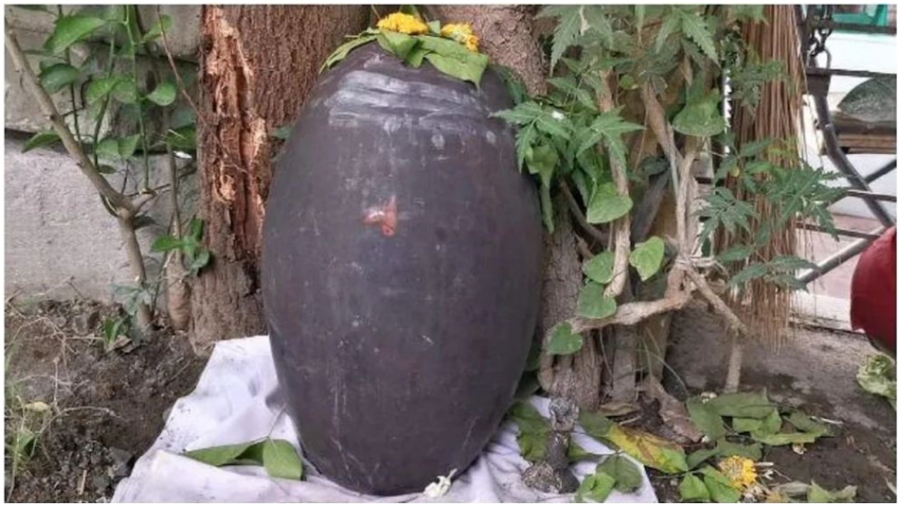 200 Year Old Unique Stone Found In Well Of Maharashtra