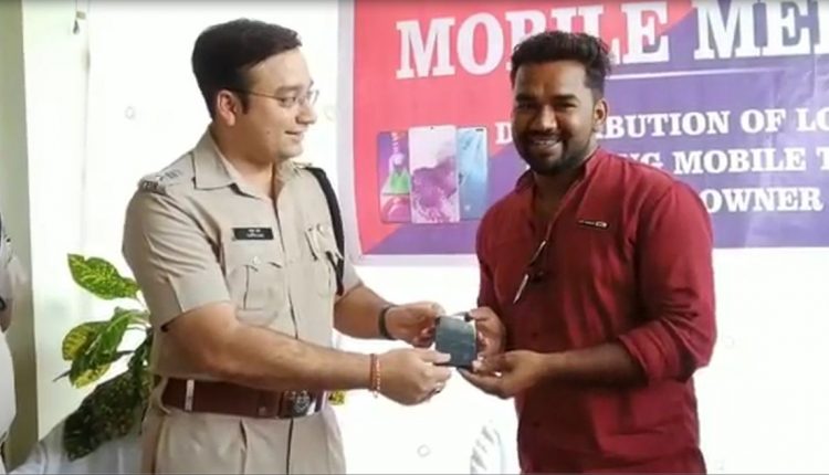 mobile-mela-jharsuguda-police-returned-201-lost-theft-mobile-handsets-to-owners