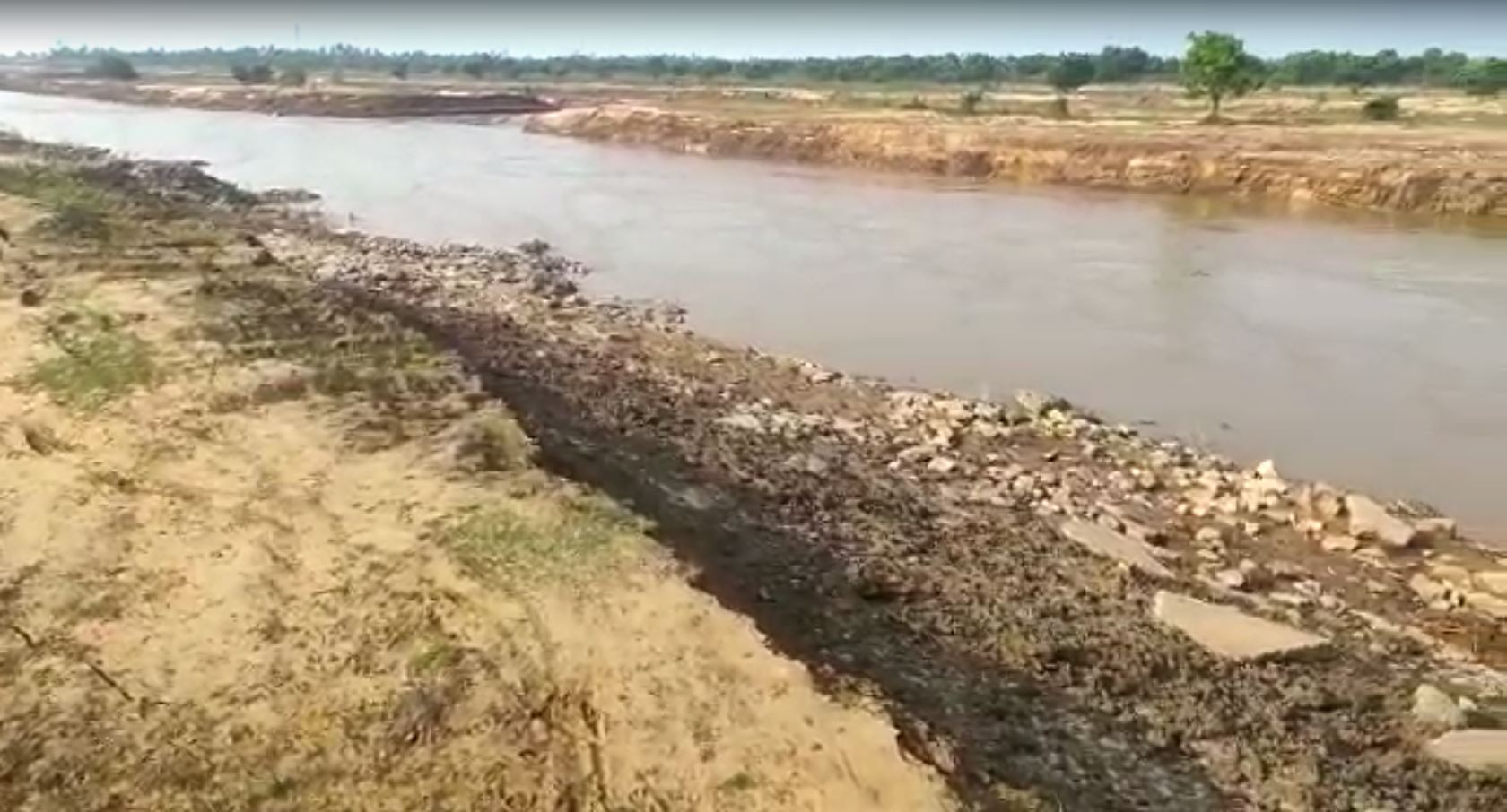 200 Meters Of River Embankment Collapsed After Flood Water Decreased In Puri