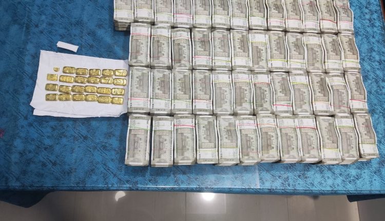 During Patroling Cash More Than 1 Crore And 20 Gold Biscuit Founds In Brahmapur