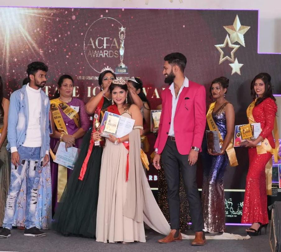 ODISHA WOMAN BAGS FIRST RUNNER UP CROWN IN South India Mrs Beauty contest