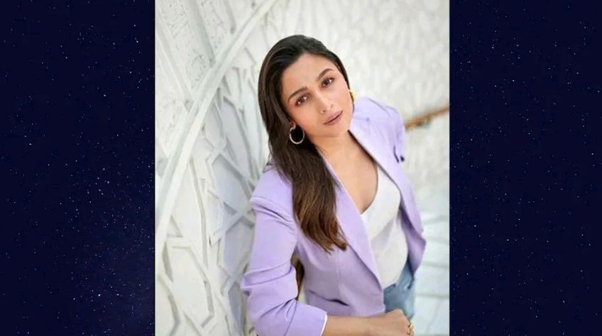 ବ୍ଲେଜର, ଟ୍ୟାଙ୍କ ଟପ୍ ଏବଂ ଜିନ୍ସ - ଆଲିଆ ଏହି ଲୁକରେ ଏକ ଧଳା ଟ୍ୟାଙ୍କ୍ ଟପ୍ ସହିତ ଜିନ୍ସ ଏବଂ ଲେଭେଣ୍ଡର ବ୍ଲେଜର ପିନ୍ଧିଛନ୍ତି। ଆପଣ ଏଠାରେ ସାର୍ଟକୁ ନେଇ ଲୁକ କ୍ରିଏଟ କରିପାରିବେ। ଅଫିସ୍ ପାଇଁ ଏହା ହେଉଛି ଉପଯୁକ୍ତ ଲୁକ୍।