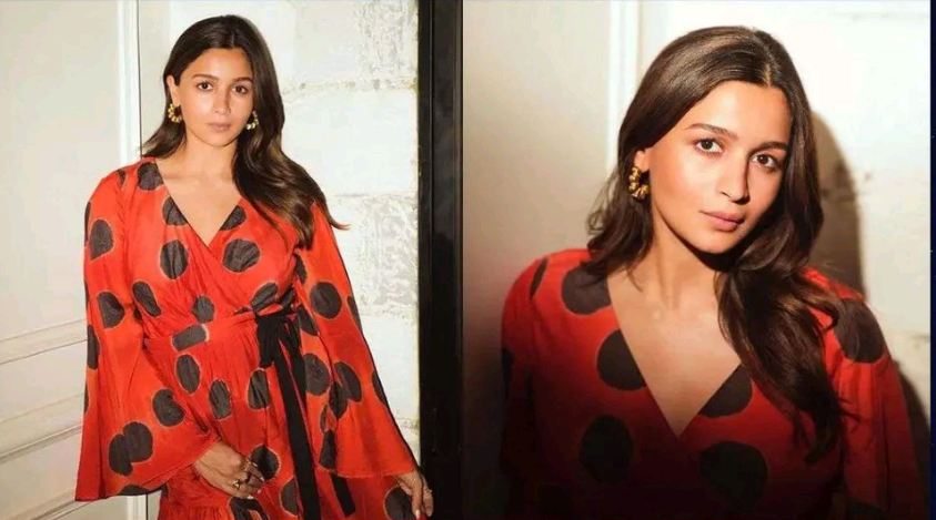 ପୋଲକା ଡଟ୍ ସର୍ଟ ଡ୍ରେସ୍ - ଏହି ଛବିରେ ଆଲିଆ ଏକ ପୋଲକା ଡଟ୍ ସର୍ଟ ଡ୍ରେସ୍ ପିନ୍ଧିଛନ୍ତି। ଏହି ପୋଷାକରେ ଆଲିଆ ବହୁତ ସୁନ୍ଦର ଦେଖାଯାଉଛନ୍ତି। ଏହା ସହିତ ଆଲିଆ ନିଜ କେଶକୁ ଖୋଲା ରଖିଛନ୍ତି। ଲୁକ୍ ସଂପୂର୍ଣ୍ଣ କରିବାକୁ କାନଫୁଲ ମଧ୍ୟ ପିନ୍ଧିଛନ୍ତି। ଆପଣ ମଧ୍ୟ ଏହି ଲୁକ୍ ନେଇ ପାରିବେ।