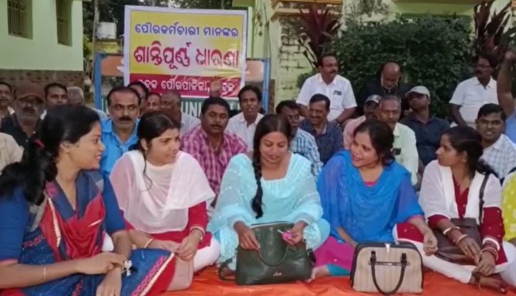 Employees OF Bhadrak Municipality Stage Protest Against Bad Behavior Of Councillors