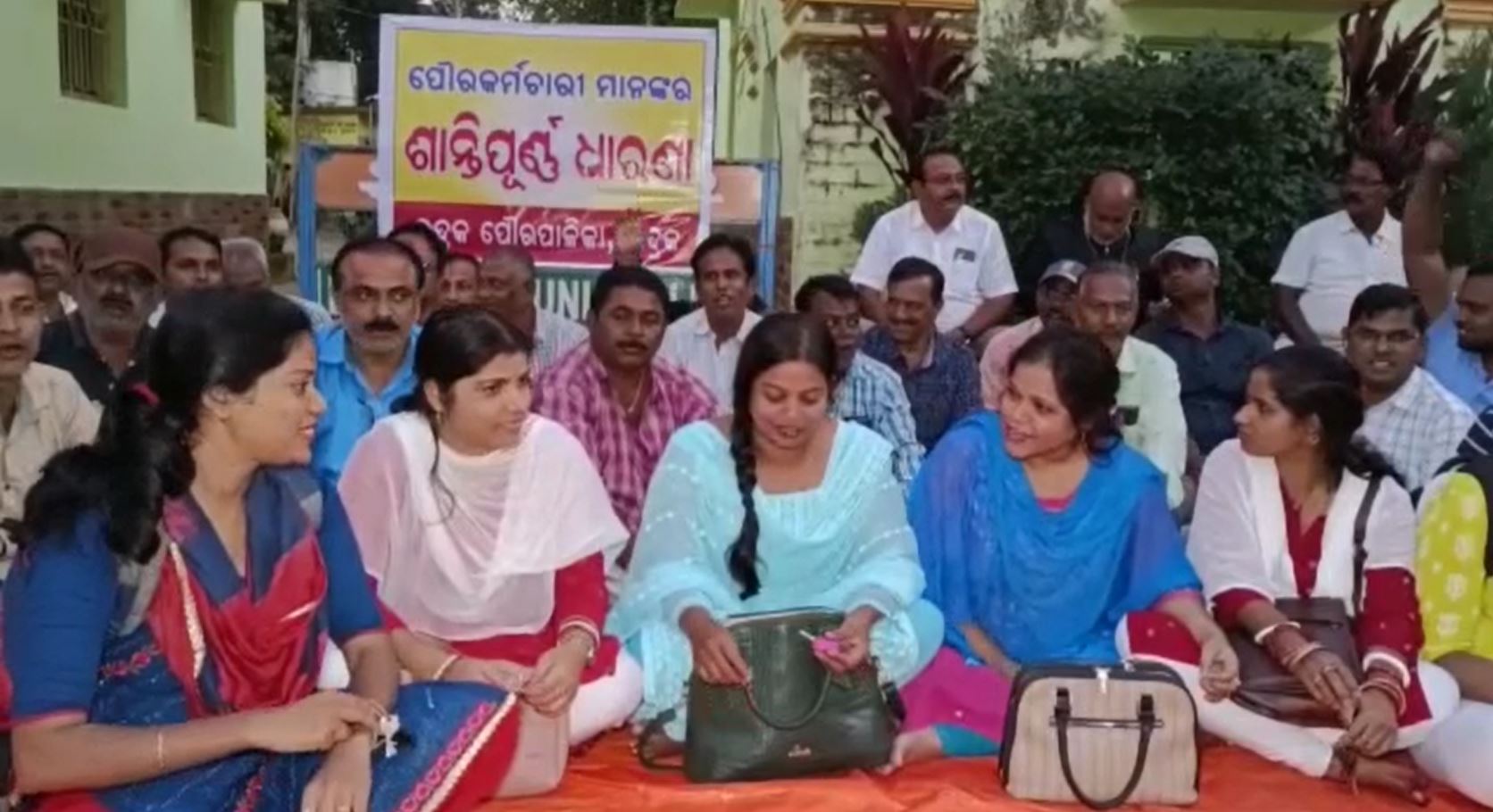 Employees OF Bhadrak Municipality Stage Protest Against Bad Behavior Of Councillors