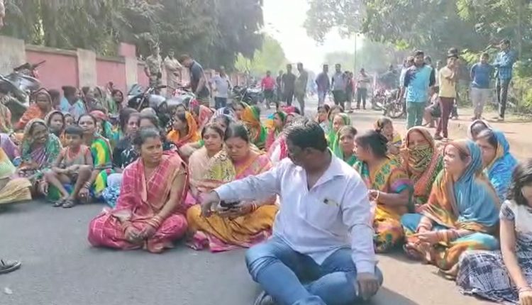 Slum Dwellers Protest Against Power Cut In Paradip