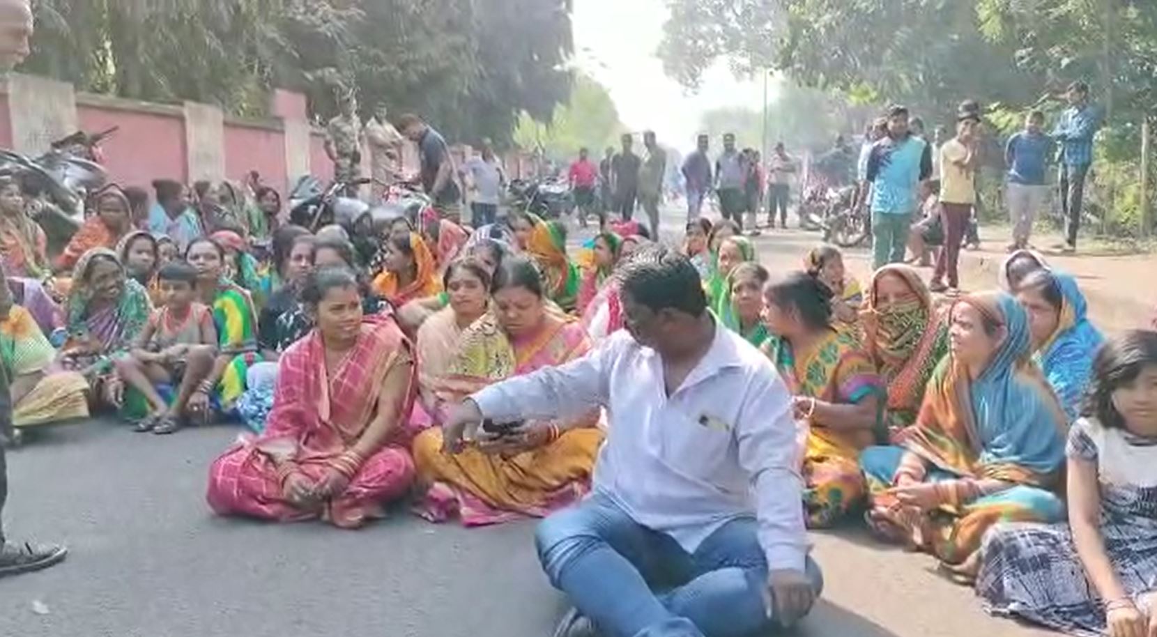 Slum Dwellers Protest Against Power Cut In Paradip