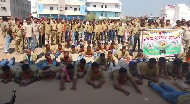 Unique Protest Of Drivers In Sonepur
