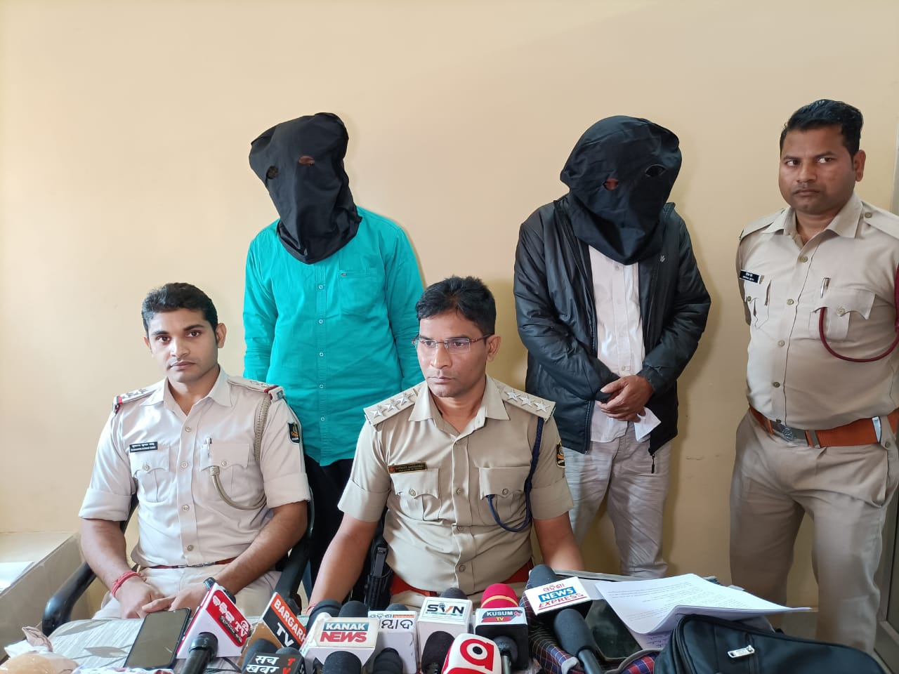 Baragarh Police Arrested Two Person For Cheating On Name Of Gold Business