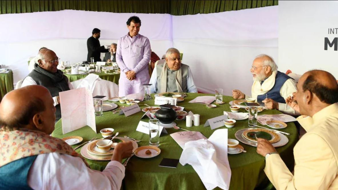 PM Narendra Modi Mallikarjun Kharge Seen Together Dinner Table