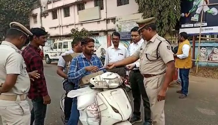 Administration Aware Traffic Rule Violators Giving Rose And Chocolates In New Year At Kamakhyanagar