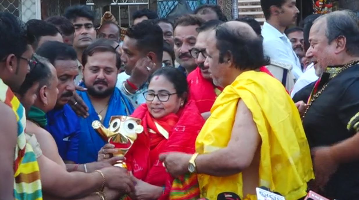 Bengal CM Mamata Banerjee Offers Prayers At Puri Jagannath Temple