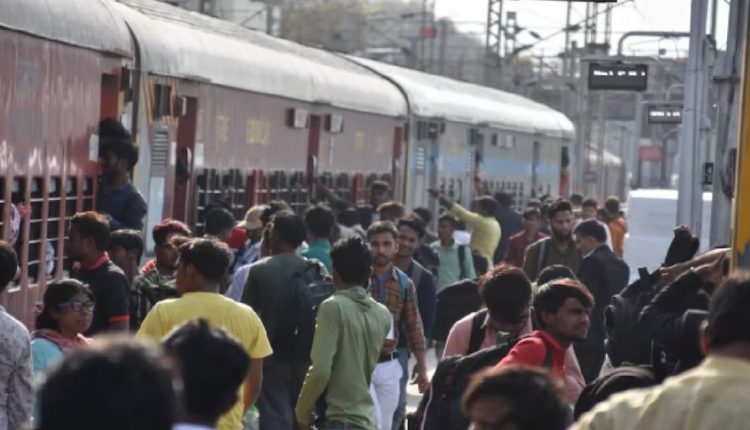Holi Special Trains More Than 400 Passengers In One Coach