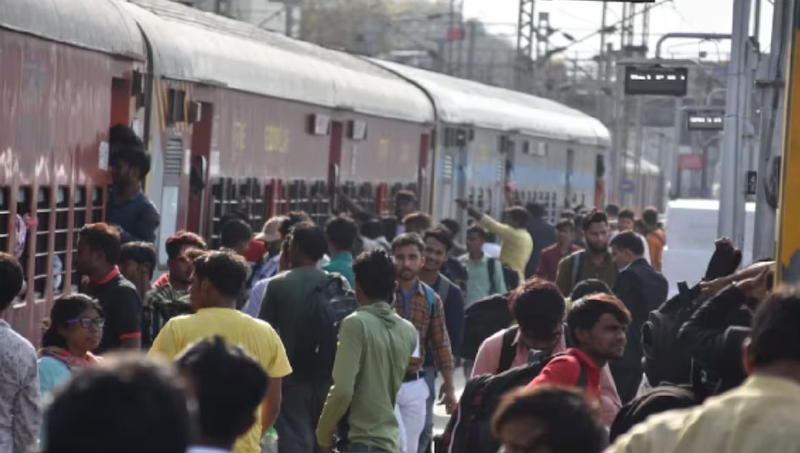 Holi Special Trains More Than 400 Passengers In One Coach