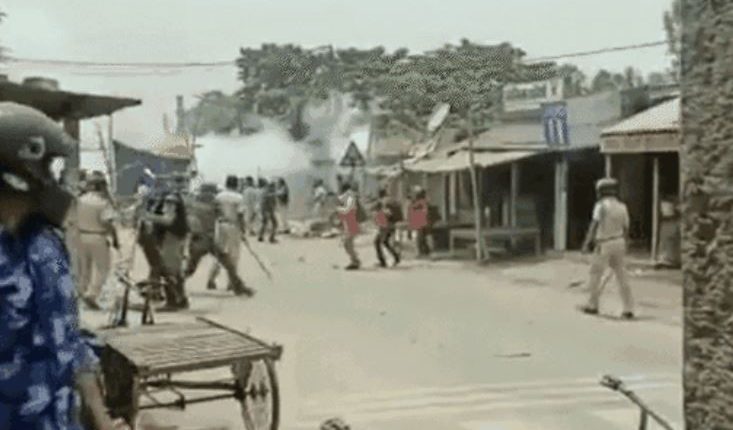 People Attacked West Bengal Police With Stone