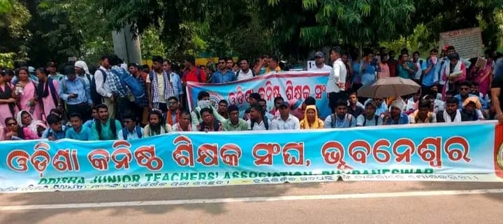 Junior Teacher On Strike Demanding Abolish Contractual Employment