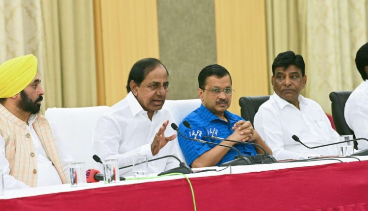 KCR Joins Hand With Kejriwal Against Delhi Ordinance