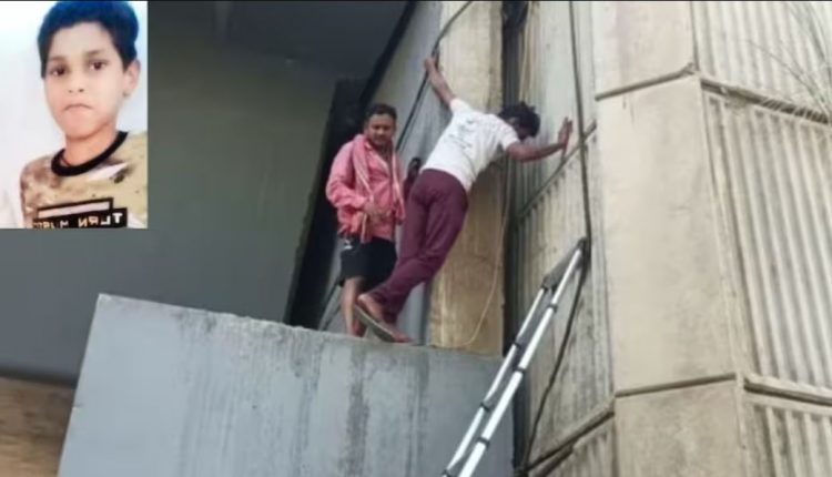 11 Years Old Ranjan Stuck Between Pillars Of Bridge In Bihar