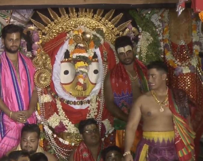 Lakhs Of Devotees Throng Puri To See Deities In ‘Suna Besha’; Darshan Time Extended
