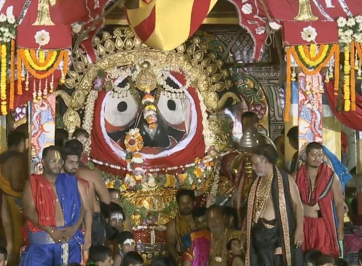 Lakhs Of Devotees Throng Puri To See Deities In ‘Suna Besha’; Darshan Time Extended
