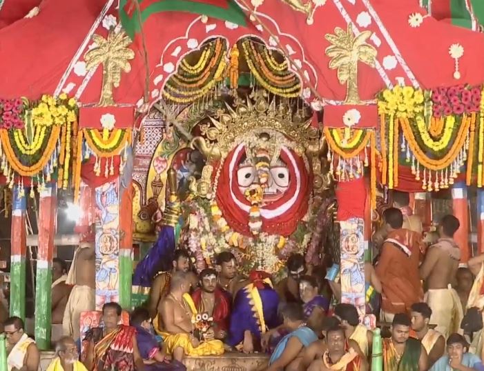 Lakhs Of Devotees Throng Puri To See Deities In ‘Suna Besha’; Darshan Time Extended
